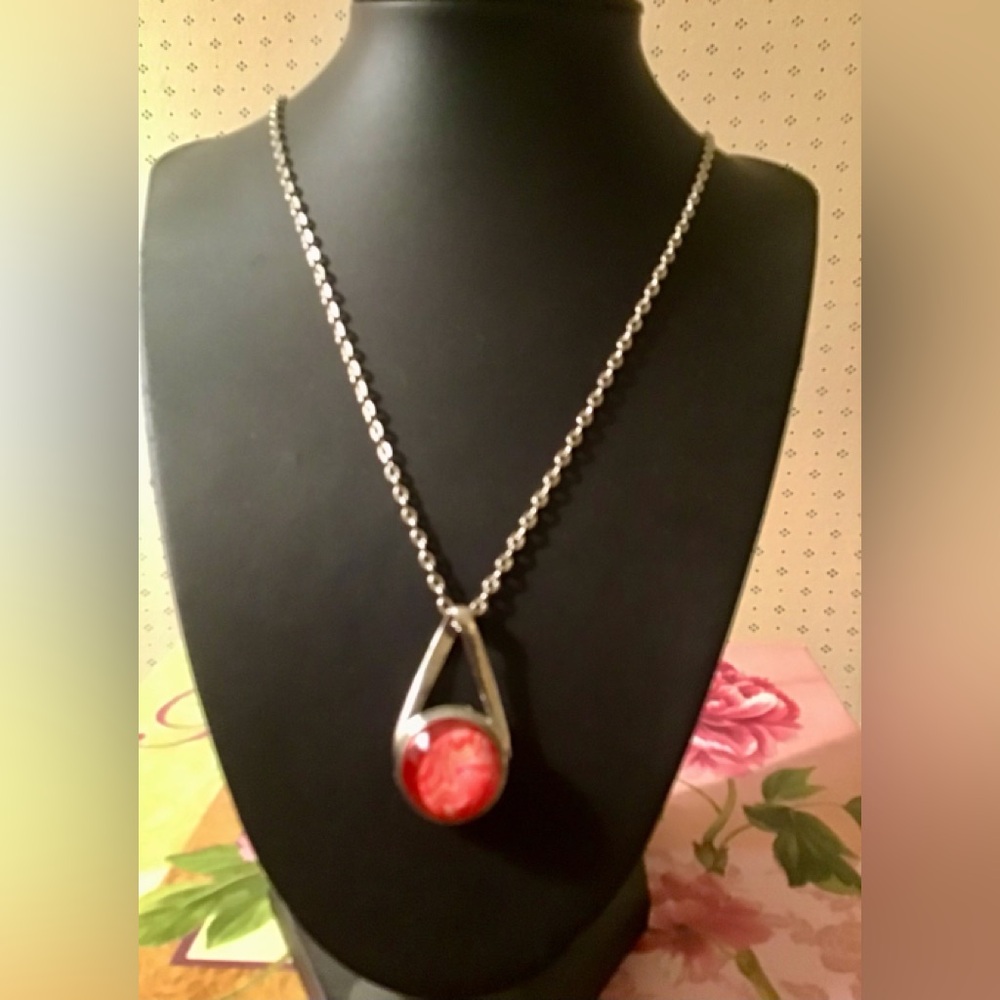 CHANGABLE ELEGANT SILVER NECKLACE.